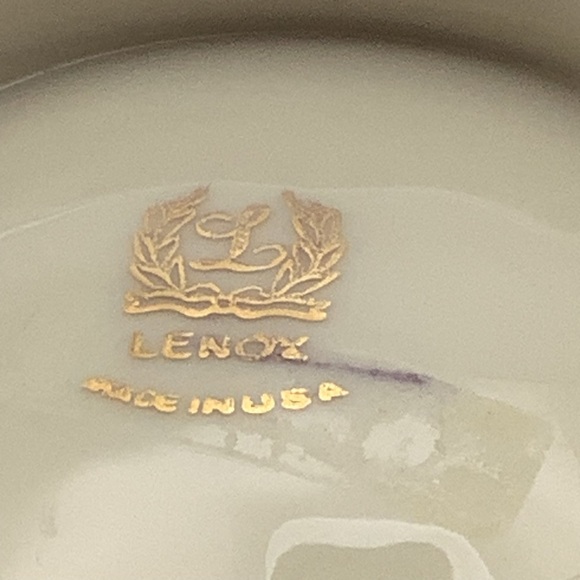 Two Classic Lenox Small Embossed Bowls - Picture 9 of 12